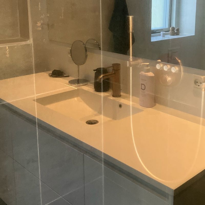 Glasvæg i badeværelset efter rengøring – klart glas